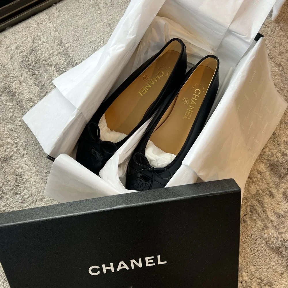 CHANEL Ballet Flats - Lambskin & Patent Calfskin Black - Picture 2 of 4